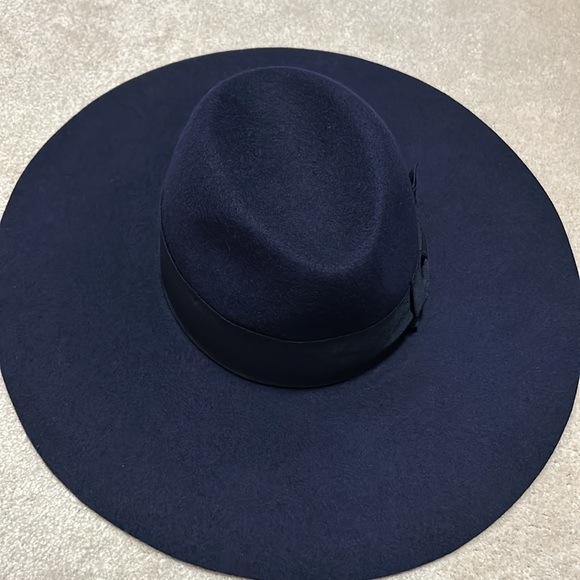 Styling hat from Holt Renfrew 100% wool - Picture 2 of 7